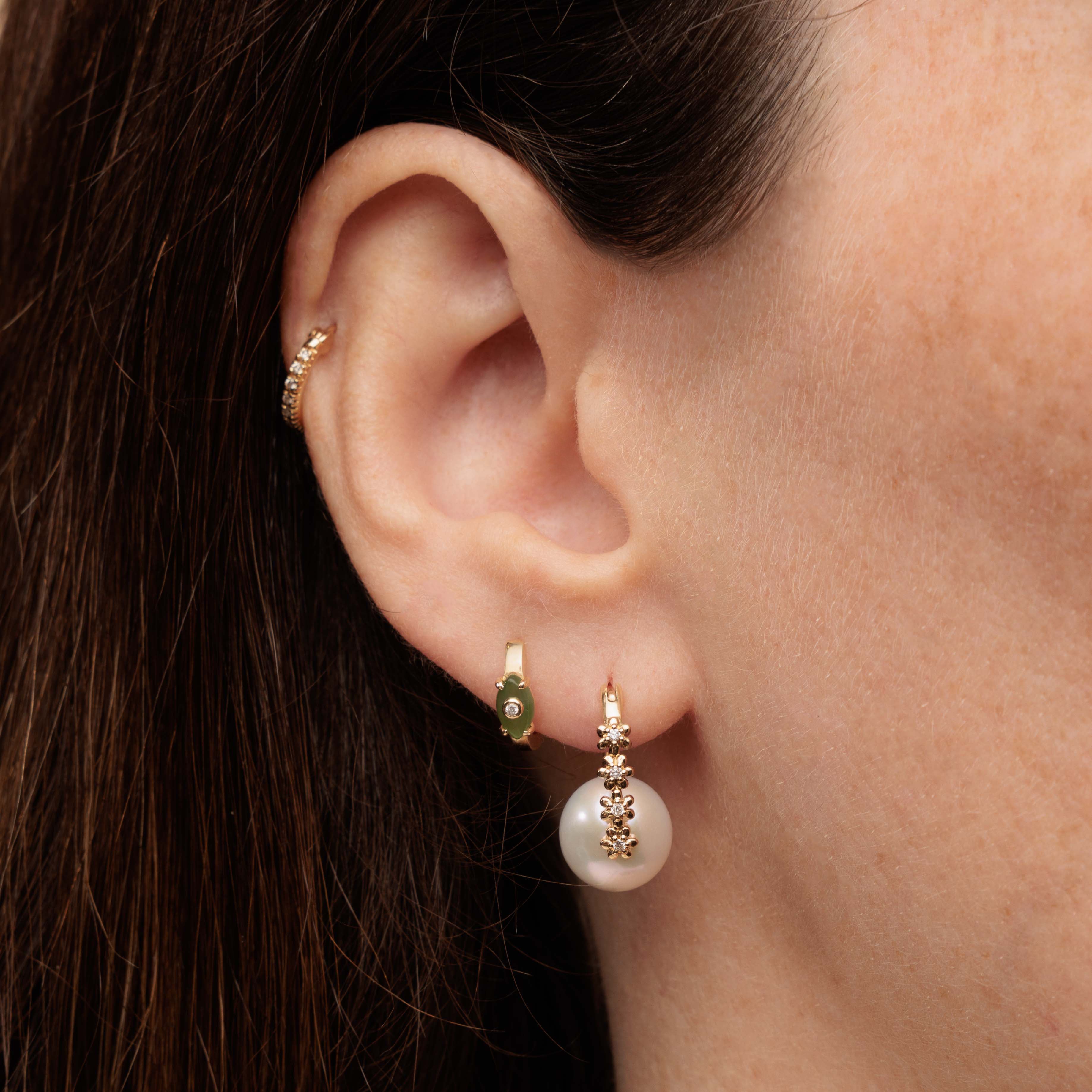 シングルピアス【SYDNEY EVAN】タイニーデイジーハギーフープ Shop Sydney Evan 14k Gold & Diamond Tiny Daisy Pearl Earrings